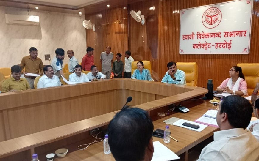 Hardoi News: मुख्यमंत्री सामूहिक विवाह के आयोजन के सम्बन्ध में जिलाधिकारी ने समिति के साथ किया विचार विमर्श। 