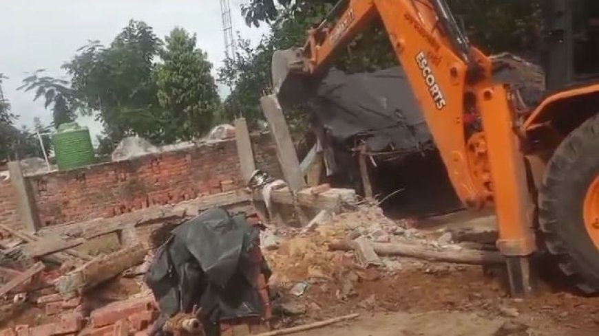 Hardoi: सरकारी जमीन पर हुए अवैध कब्जे को लेकर चला बुलडोजर