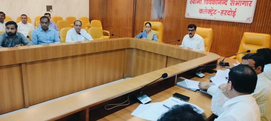Hardoi: उद्योग बंधु की बैठक में ईओ की अनुपस्थिति पर डीएम ने जताई नाराजगी, मंडी सचिव को चेतावनी जारी करने के निर्देश
