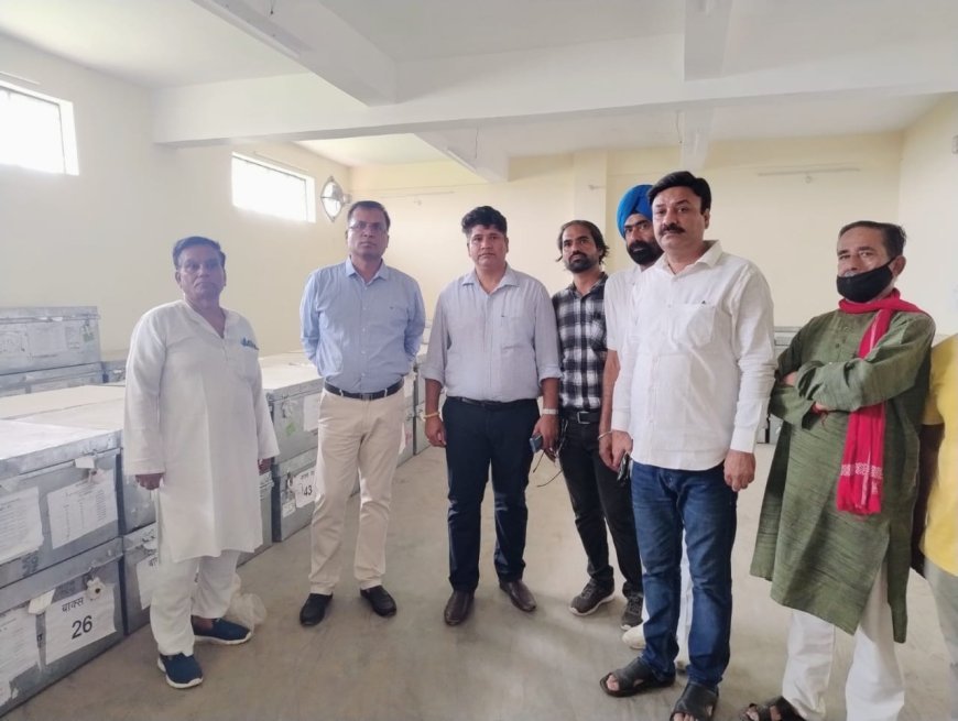 Shahjahanpur: डीएम ने ईवीएम व वीवीपैट वेयरहाउस का त्रैमासिक आंतरिक निरीक्षण किया