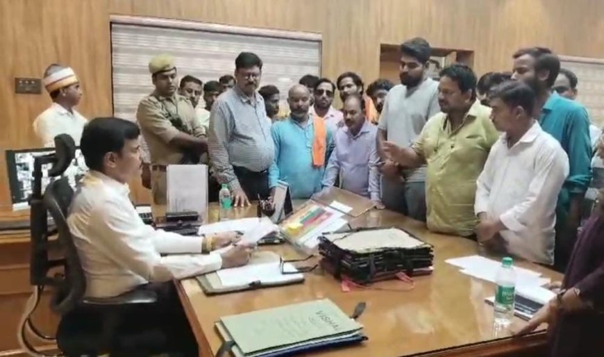 Hardoi: ब्रम्हदेव का स्थान क्षतिग्रस्त होने पर हनुमान चालीसा का पाठ कर जताया विरोध, पुनर्निर्माण को लेकर डीएम को सौंपा ज्ञापन