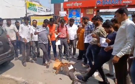 Kanpur: छात्रा के साथ अश्लील हरकतें करने वाले शिक्षक का पुतला फूंककर छात्र-छात्राओं ने किया हंगामा