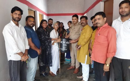 Hardoi: टीआरएस में धूमधाम से मनाई गई गांधी-शास्त्री जयंती, डस्टबिन देकर लोगों को किया स्वच्छता के प्रति जागरूक