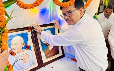 Ballia: जिलाधिकारी ने महात्मा गांधी जी एवं लाल बहादुर शास्त्री जी के चित्र पर माल्यार्पण कर श्रद्धासुमन किया अर्पित