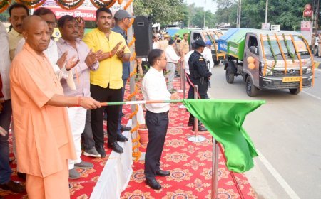 मुख्यमंत्री ने कैफे चलाने वाली महिलाओं से बातचीत कर उनका उत्साह बढ़ाया,  सीएम योगी ने नवरात्र दुर्गोत्सव के उपलक्ष्य में स्वच्छ पंडाल पोस्टर का भी विमोचन किया