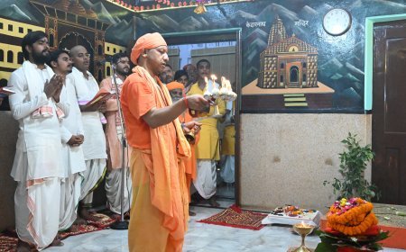 गोरखनाथ मंदिर के शक्तिपीठ में मुख्यमंत्री योगी आदित्यनाथ ने की कलश स्थापना