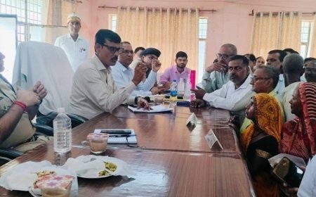 Hardoi News: अवैध कब्जों की शिकायतों पर डीएम हुए नाराज, कानूनगो तथा लेखपालों को दिये सख्त निर्देश। 