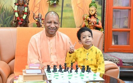 Gorakhpur News: शह और मात पर मुख्यमंत्री ने लिटिल चैम्प से खूब की बात- सबसे कम उम्र के फीडे रेटेड खिलाड़ी कुशाग्र के साथ शतरंज खेल सीएम योगी ने बढ़ाया उत्साह। 