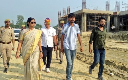 Amethi News: निमार्ण कार्य की गुणवत्ता परखते हुए डीएम ने कार्यदायी संस्था को समय सीमा में कार्य पूर्ण करने के निर्देश। 