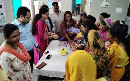 Hardoi News: मिशन शक्ति विशेष अभियान फेज 5.0 के अंतर्गत कन्या जन्मोत्सव पर केक काटकर बेबी किट वितरित की गई। 