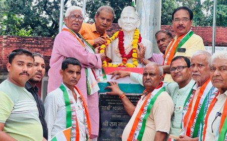 Kanpur News: सूत की माला पहनाकर मनाया स्थापना दिवस। 