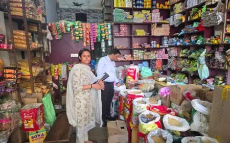 Hapur News: खाद्य सुरक्षा विभाग की छापेमार कार्यवाही में 11 नमूने किए संग्रहित,  30 किलो कुट्टू का आटा कराया नष्ट। 