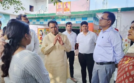 Shahjahanpur News: प्रभारी मंत्री ने हर घर जल, जल जीवन मिशन के अंतर्गत हथौड़ा बुजुर्ग में पाइप पेयजल योजना का निरीक्षण किया। 