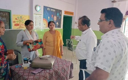 Shahjahanpur News: मुख्य चिकित्सा अधिकारी ने डिप्थीरिया टीकाकरण सत्र का औचक निरीक्षण किया। 