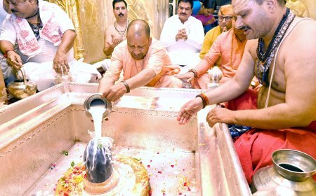 सीएम योगी ने 'शक्ति के पर्व' पर की आराधना , शारदीय नवरात्रि की पंचमी तिथि पर काशी पहुंचे मुख्यमंत्री