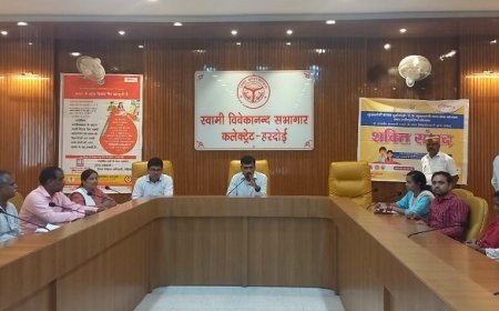 Hardoi News: जिलाधिकारी ने कल्याण योजनाओं की लाभार्थी बच्चियों से किया शक्ति संवाद।