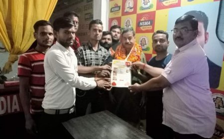 Shahjahanpur News: एसोसिएशन के संरक्षक बने रामलखन मिश्र फूल मालाओं से हुआ स्वागत। 