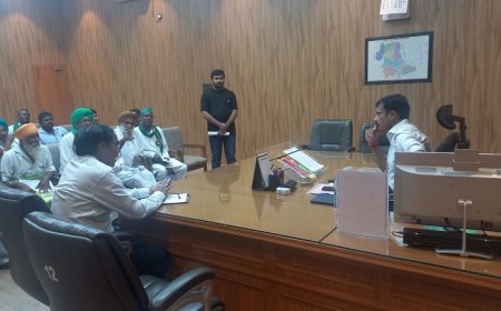 Hardoi News: जिलाधिकारी ने की किसानों के साथ पराली प्रबंधन पर चर्चा।