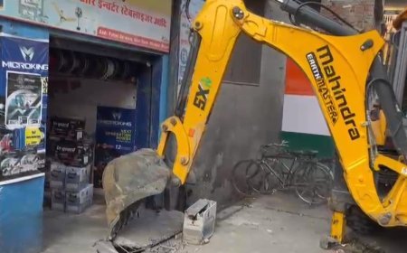 Bijnor News: बिजनौर के धामपुर में गरजा बाबा का बुलडोजर- अतिक्रमण पर पीले पंजे ने अपना कहर बरपाया। 