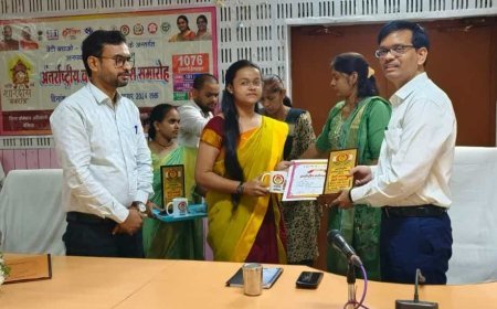 Ballia: डीएम ने मुख्यमंत्री कन्या सुमंगला योजना के 25 लाभार्थियों को स्वीकृत प्रमाण-पत्र