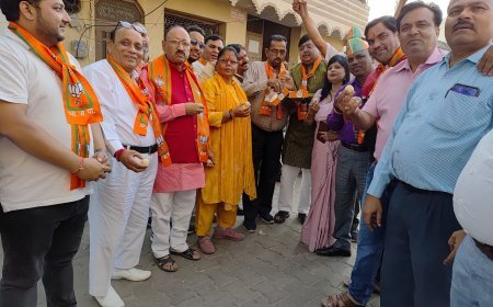 Hathras: हरियाणा में भाजपा की हैट्रिक से झूमे भाजपाई, मनाया जश्न: आतिशबाजी