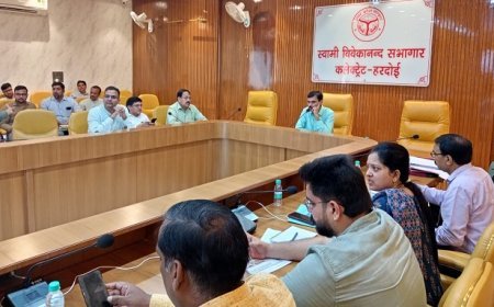 Hardoi News: आजीविका रजिस्टर के कार्य में धीमी प्रगति पर डीएम ने बीडीओ मल्लावां व बीएमएम को फटकार लगायी। 