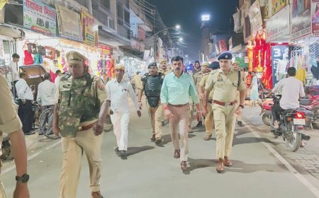 Hardoi: डीएम व एसपी ने भारी पुलिस बल के साथ पैदल गस्त कर सुरक्षा का दिलाया भरोसा