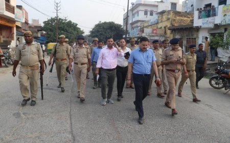 Hathras: डीएम व एसपी ने फ्लैग मार्च कर सुरक्षा व्यवस्था का लिया जायजा 