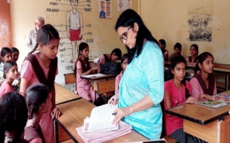 Bahraich: गड़बड़ी मिलने पर डीएम ने बीएसए व बीईओ सहित 4 अधिकारियों का वेतन रोका