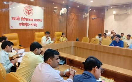 Hardoi News: जिलाधिकारी की अध्यक्षता में हुई जिला खनिज निधि न्यास समिति की बैठक। 