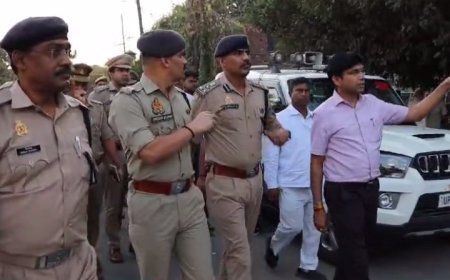 Sambhal News: कमिश्नर और डीआईजी ने सम्भल में पुलिस के साथ किया फुटमार्च।