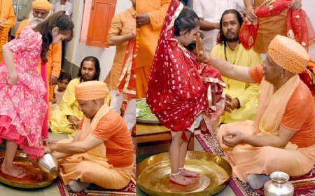 Gorakhpur News: सीएम योगी ने बेटियों के पांव पखार मातृ शक्ति की आराधना की। 