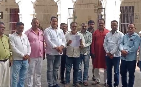 Ballia News: पूर्ति निरीक्षक के पक्ष में दर्जनों ग्राम प्रधानों ने डीएम को सौंप ज्ञापन। 