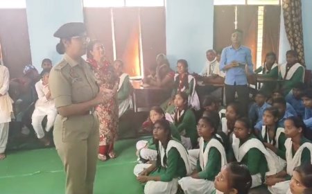 Sambhal News: एएसपी ने छात्र छात्राओं को कानून से कराया अवगत। 
