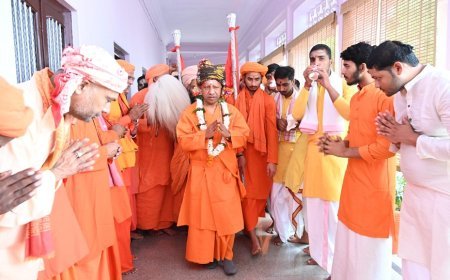 Gorakhpur News: श्रीनाथ जी का विशिष्ट पूजन कर गोरक्षपीठाधीश्वर ने की लोक कल्याण की प्रार्थना।