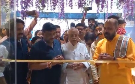 Ballia News: एन सी सी  तिराहे पर डी पी ज्वेलर्स का हुआ भव्य उदघाटन, पुलिस अधीक्षक भी शो रूम के उदघाटन में हुए शरिक। 