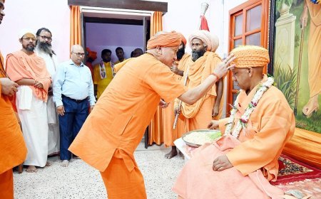 Gorakhpur News: विजयादशमी पर आयोजित हुआ गोरक्षपीठाधीश्वर का पारंपरिक तिलकोत्सव कार्यक्रम।