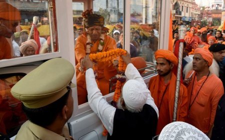 Gorakhpur News: आस्था के रथ पर सवार गोरक्षपीठाधीश्वर पर बरसते रहे श्रद्धा और समरसता के फूल।