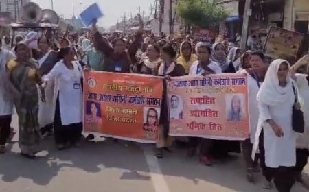 Sambhal News: सम्भल में आशा और संगिनी ने किया प्रदर्शन, सरकारी कर्मचारी घोषित करने की मांग। 