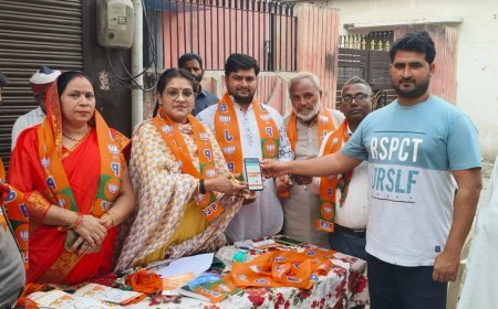 Hathras: पालिकाध्यक्ष श्वेता चौधरी ने दिलाई भाजपा की सदस्यता