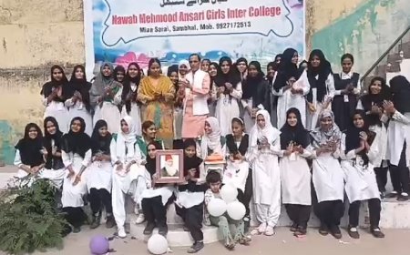 Sambhal News: सर सैयद अहमद खान का केक काटकर मनाया गया जन्मदिन।