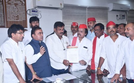 Kanpur News: समाजवादी पार्टी के एक प्रतिनिधिमंडल ने जिलाधिकारी को ज्ञापन सौंपा। 