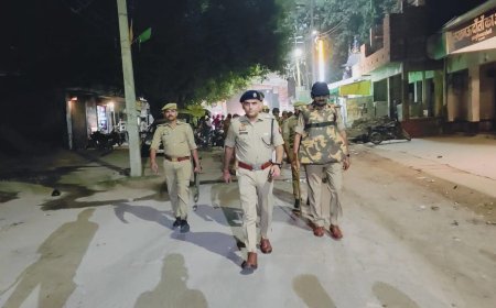 Hardoi: एसपी ने पुलिस बल के साथ पैदल गस्त कर सुरक्षा-व्यवस्था का भरोसा दिलाया