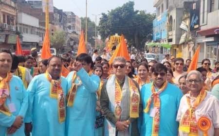 Ayodhya: हरी झंडी दिखाकर विधायक वेद प्रकाश ने अग्रसेन महाराज की शोभायात्रा को रवाना किया