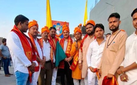 Hathras News: शहर मे धूमधाम से निकाली गयी प्रभात फेरी, पूर्व सांसद ने किया शुभारम्भ