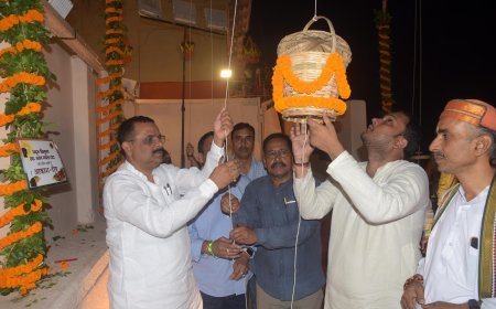 Varanasi: दशाश्वमेध घाट पर हुआ आकाश दीप कार्यक्रम का प्रारम्भ, श्रद्धा सुमन अर्पित किये