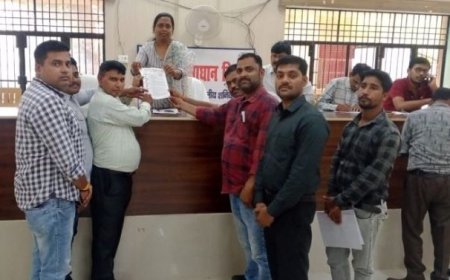 Hardoi: भूमि विवादों के निराकरण में आ रहीं विभिन्न परेशानियों को लेकर लेखपाल संघ ने एसडीएम को ज्ञापन सौंपा