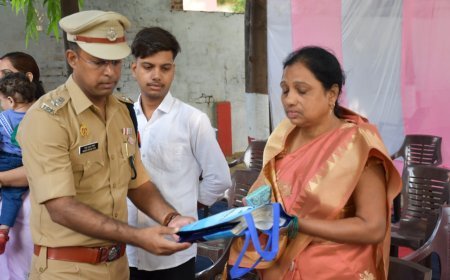 Lakhimpur Khiri: शहीद पुलिसकर्मियों को भावभीनी श्रद्धान्जलि दी, शहीदों के परिजनों को उपहार दिए