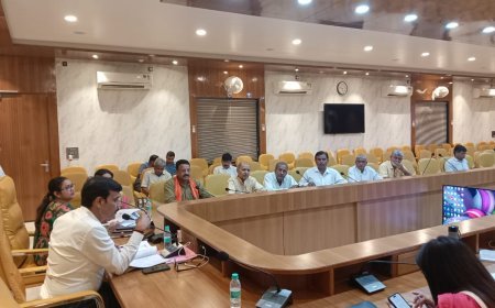 Hardoi News: जिलाधिकारी ने की राजनीतिक दलों के साथ बैठक, 27 अक्टूबर तक मतदाता सूची उपलब्ध कराने के निर्देश दिए