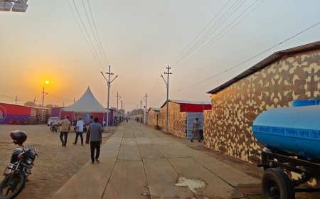 महाकुंभ - 2025: बिजली के खंभे स्थापित, तार खींचने और लाइटें लगाने का कार्य प्रगति पर, नया स्वरूप लेने लगी कुंभ नगरी 